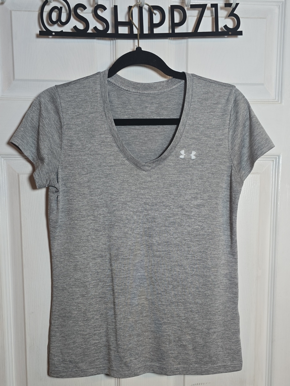 Under Armour Women's Size M Medium Light Gray V-Neck Performance Tee